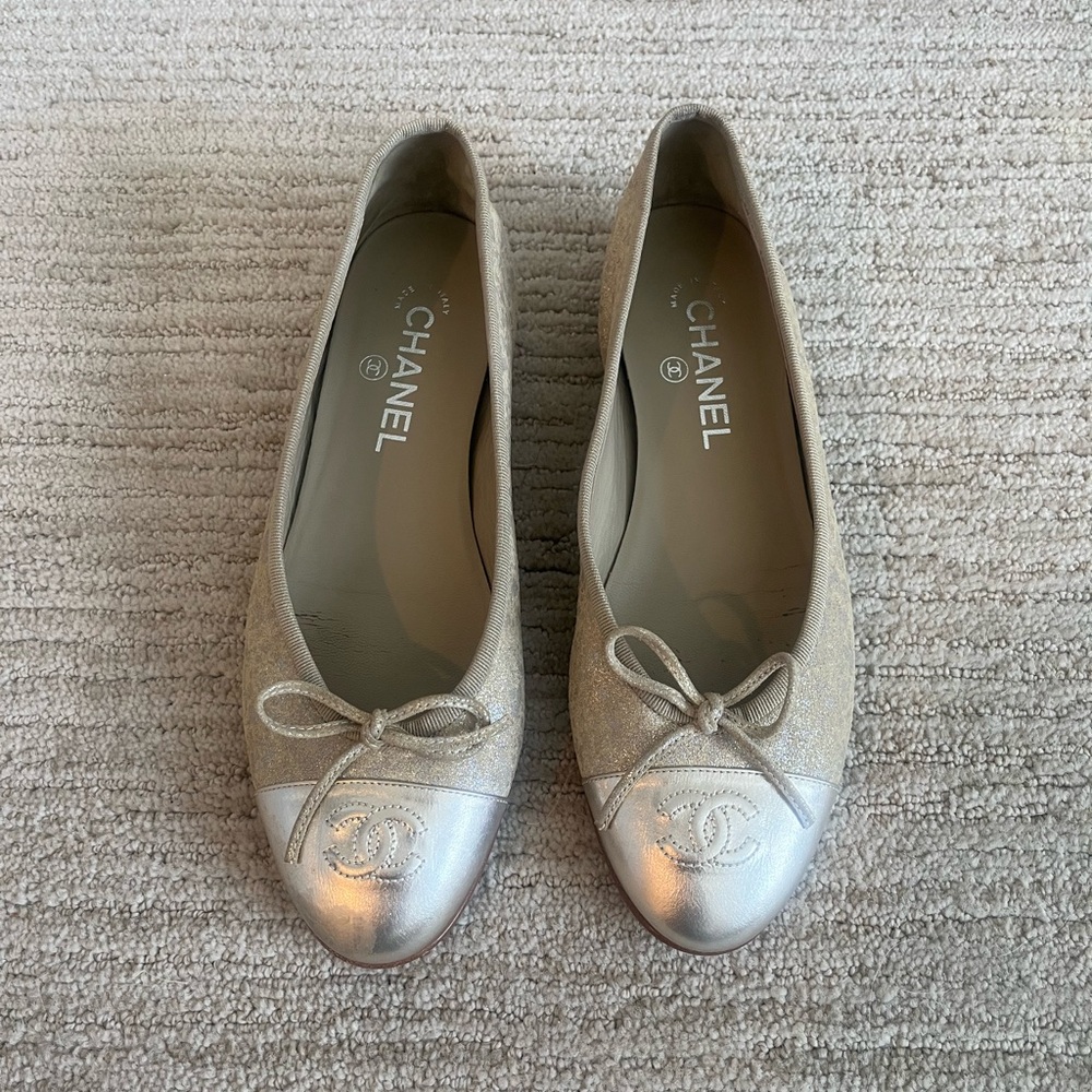 Chanel CC logo beige metallic suede ballet flats. Size 38.5